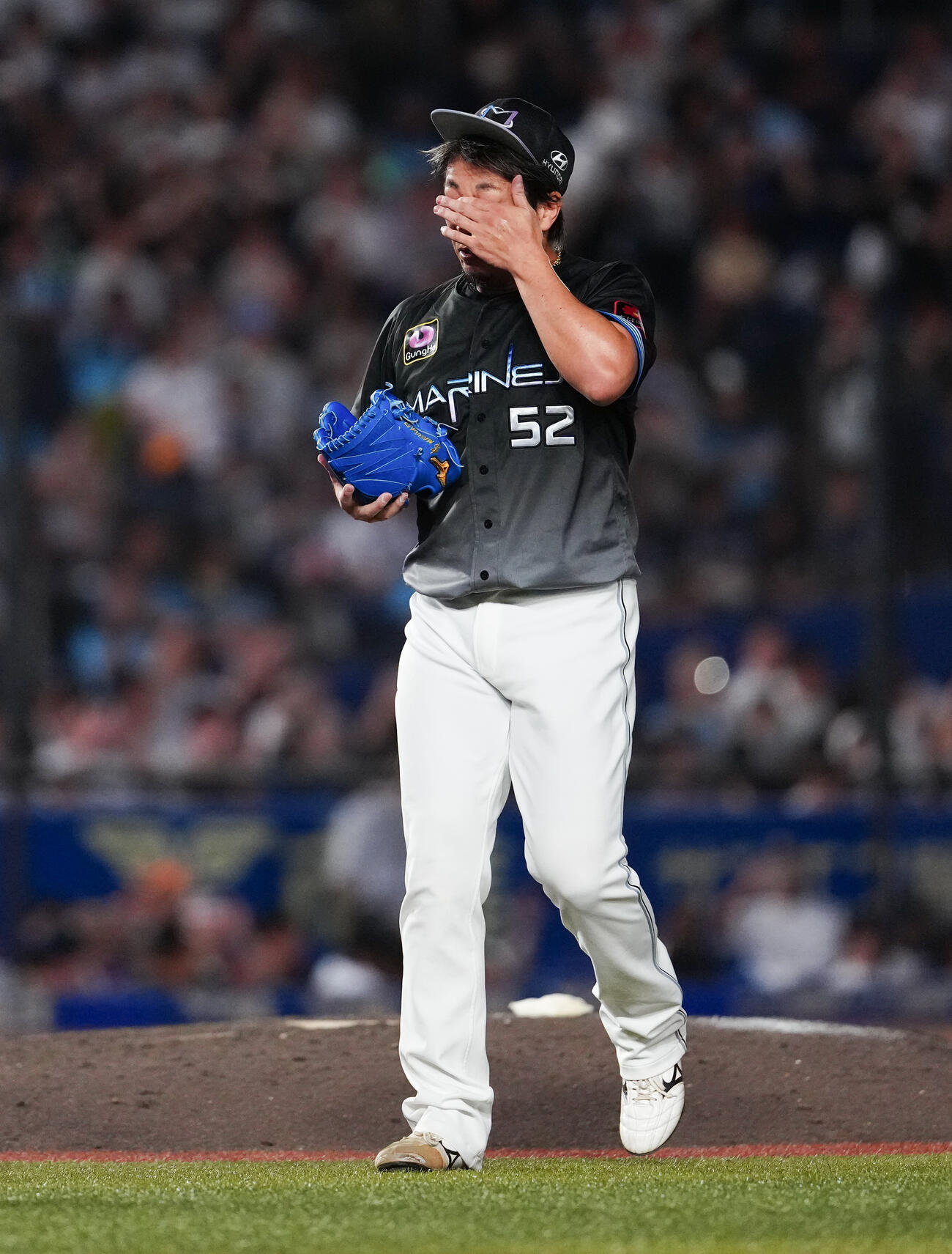 ロッテ対西武　通算250セーブを達成したロッテ益田直也は目元を押さえる（撮影・鈴木みどり）