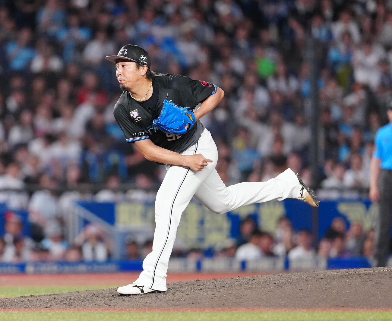 ロッテ対西武　9回表から4番手で登板したロッテ益田直也（撮影・鈴木みどり）