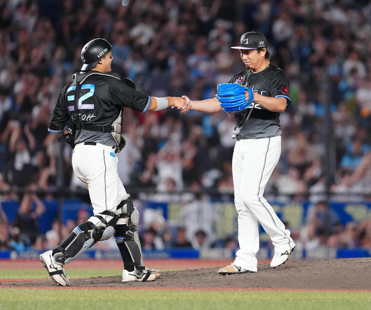 ロッテ対西武　通算250セーブを達成したロッテ益田直也（右）は佐藤都志也と握手（撮影・鈴木みどり）