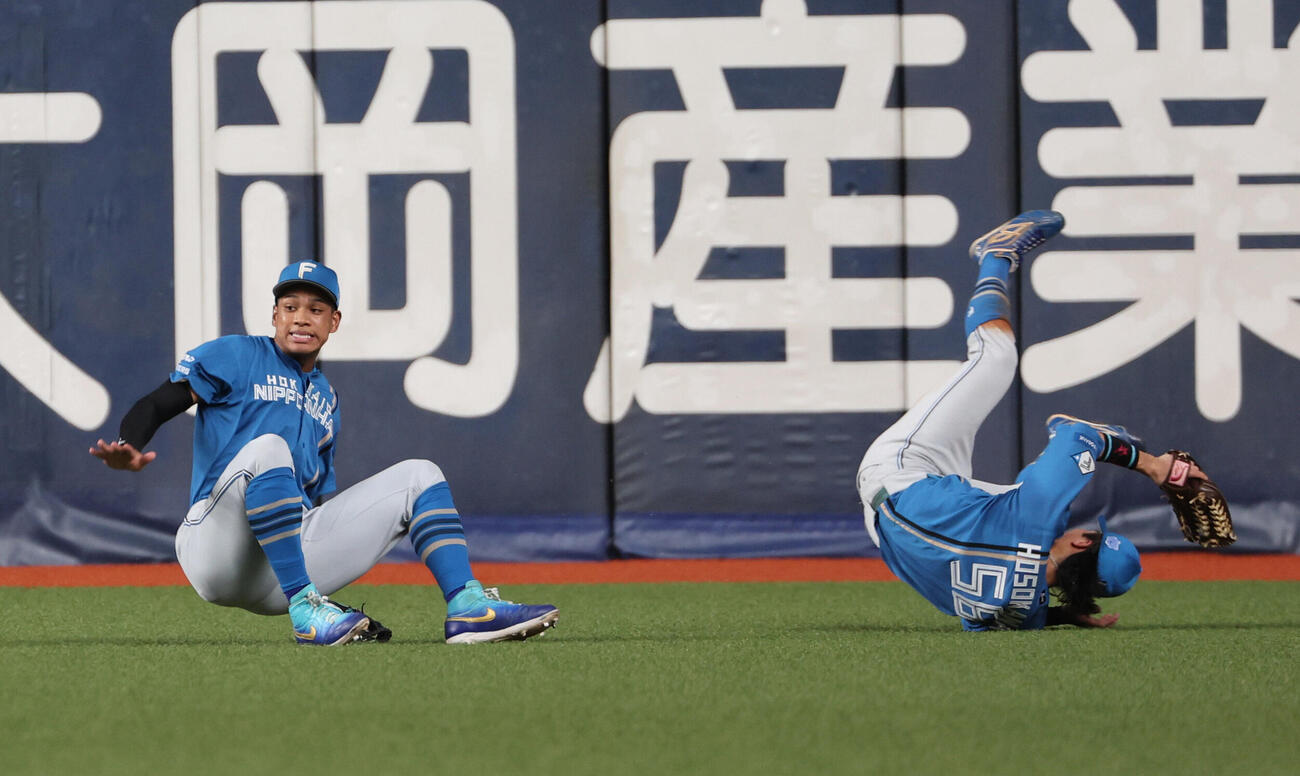 ソフトバンク対日本ハム　6回裏ソフトバンク1死三塁、山本祐大の打球を右翼手万波中正（左）は中堅手細川凌平と交錯しながら捕球。三走は生還し犠飛となる（撮影・西尾就之）