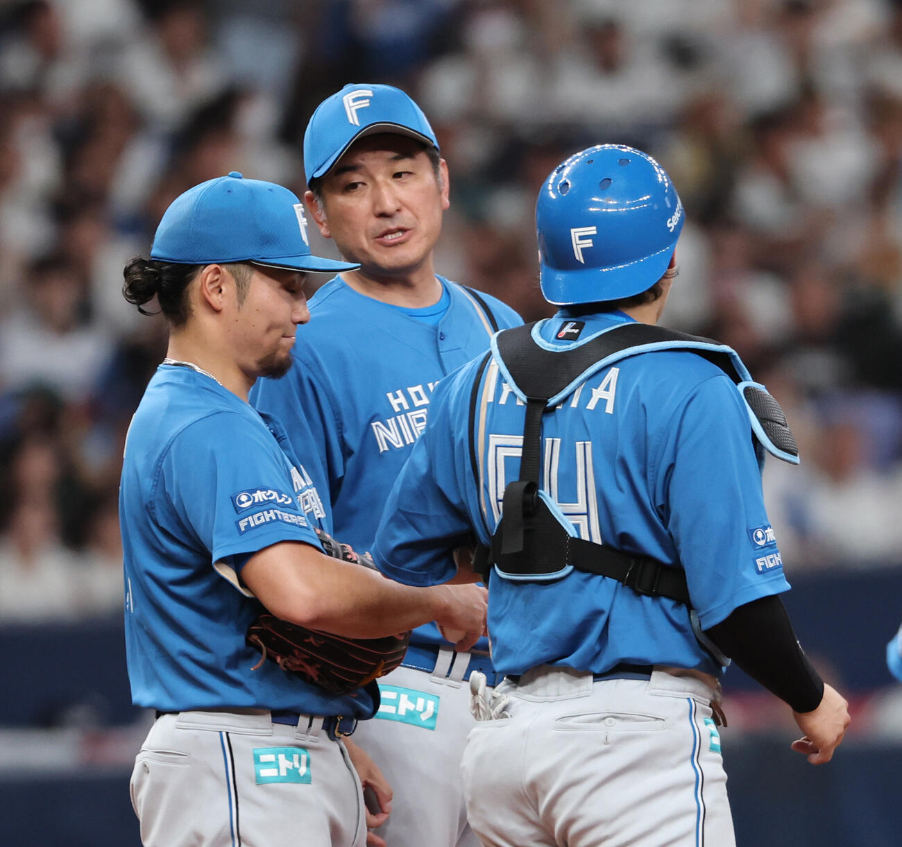 ソフトバンク対日本ハム　4回裏ソフトバンク1死満塁、伊藤大海はピンチを迎え加藤武治コーチらの激励を受ける（撮影・西尾就之）