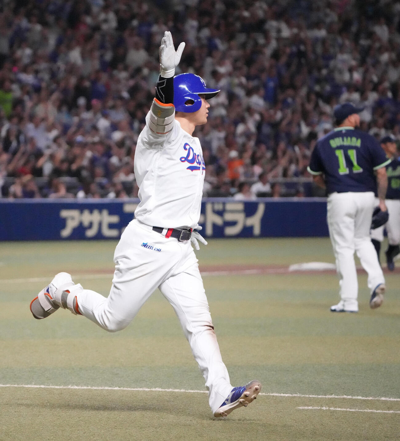 中日対ヤクルト　9回裏中日2死二、三塁、サヨナラ適時打を放つ村松開人（撮影・森本幸一）