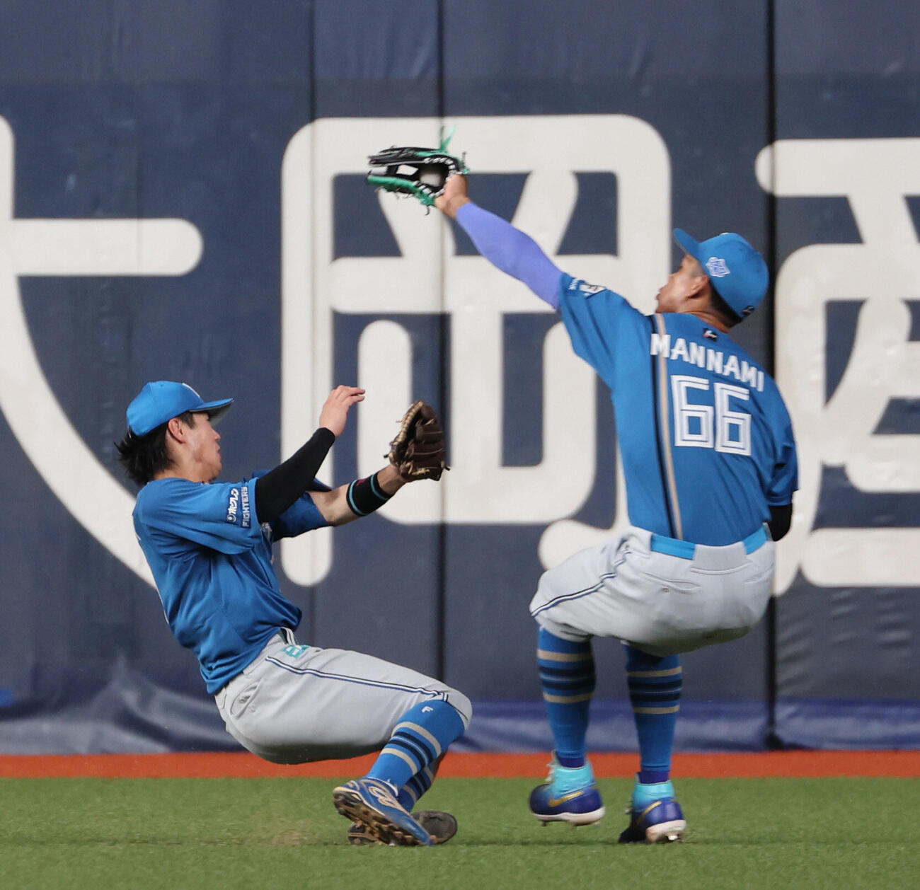 ソフトバンク対日本ハム　6回裏ソフトバンク1死三塁、山本祐大の打球を右翼手万波中正（右）は中堅手細川凌平と交錯しながら捕球。三走は生還し犠飛となる（撮影・西尾就之）