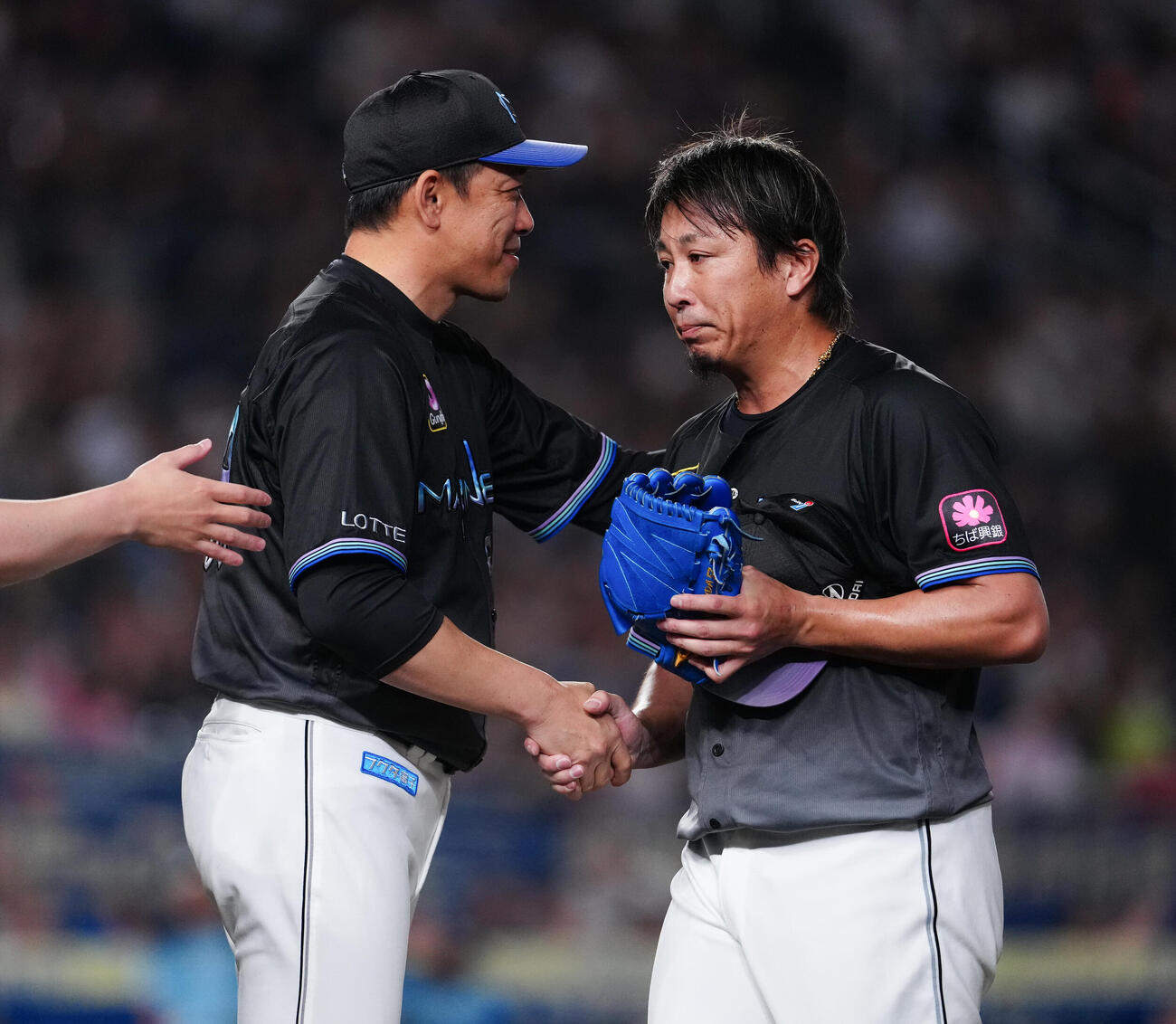 ロッテ対西武　通算250セーブを達成したロッテ益田直也（右）はサブロー監督と握手（撮影・鈴木みどり）