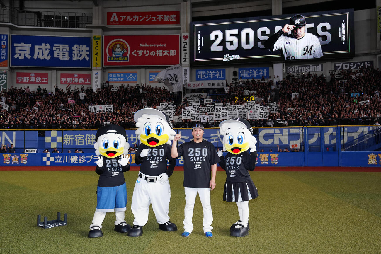 ロッテ対西武　通算250セーブを達成したロッテ益田直也はファンと記念撮影（撮影・鈴木みどり）