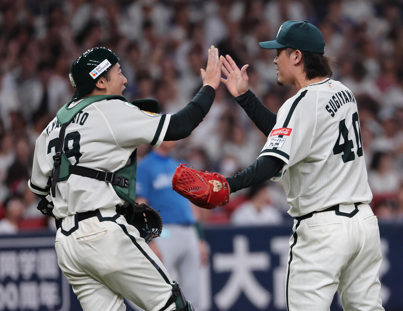 ソフトバンク対日本ハム　9回を抑えたソフトバンク杉山一樹（右）とハイタッチする山本祐大捕手（撮影・西尾就之）