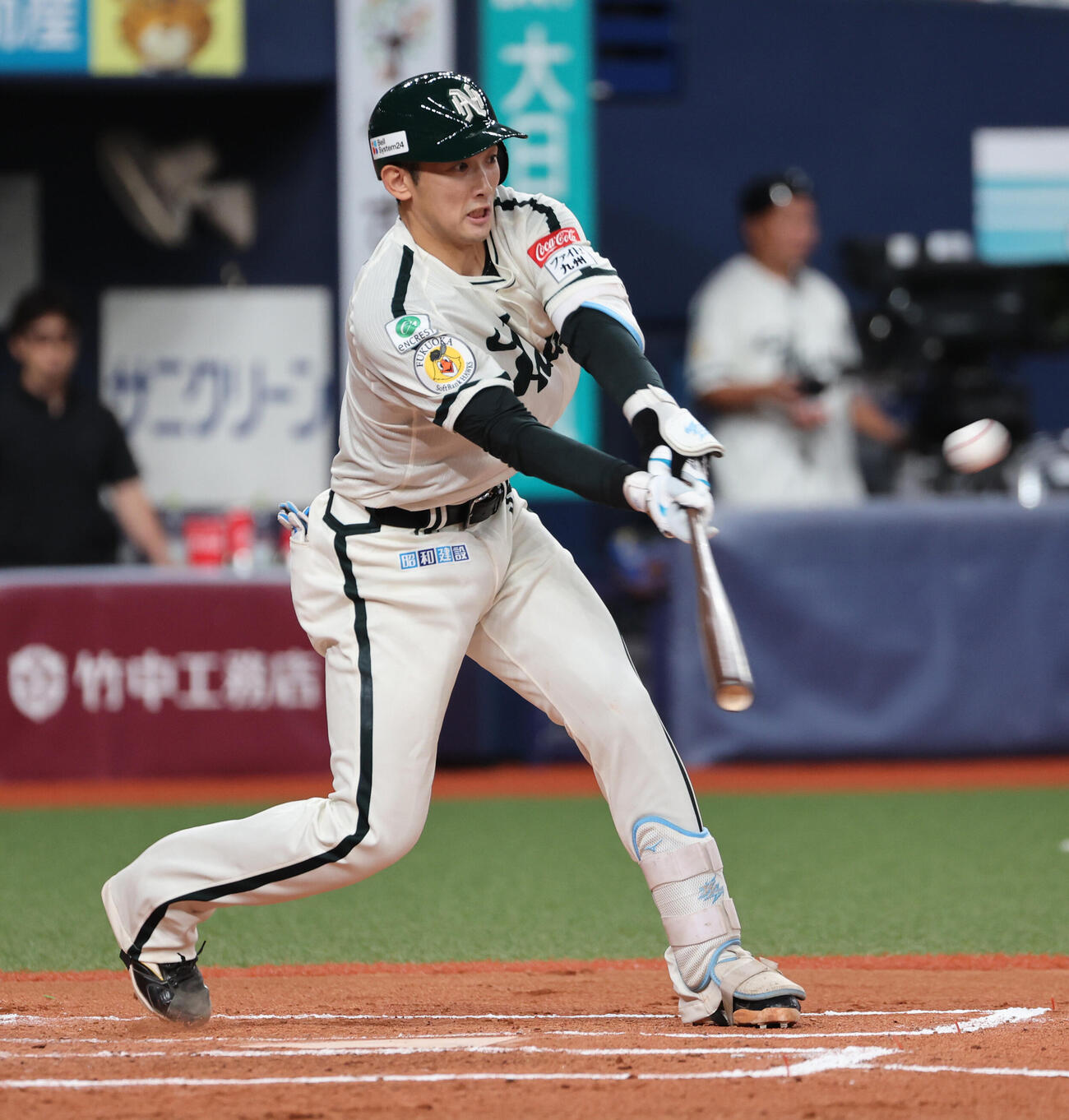 ソフトバンク対日本ハム　6回裏ソフトバンク1死三塁、山本祐大は先制犠飛を放つ（撮影・西尾就之）