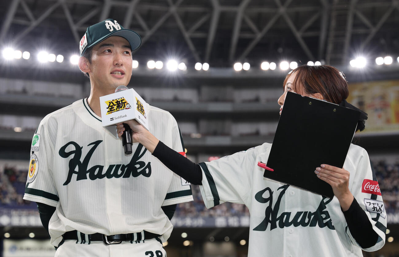 ソフトバンク対日本ハム　決勝犠飛のソフトバンク山本祐大はヒーローインタビューを受ける（撮影・西尾就之）