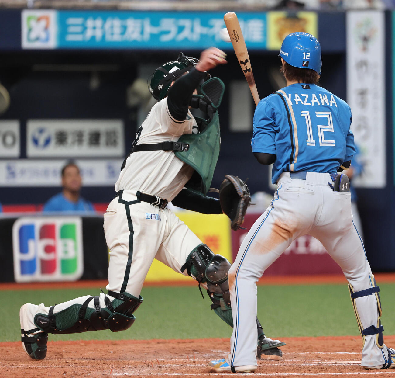 ソフトバンク対日本ハム　9回表日本ハム1死一塁、矢沢三振の間に二盗を試みた一走五十幡を指す山本祐大捕手（撮影・西尾就之）