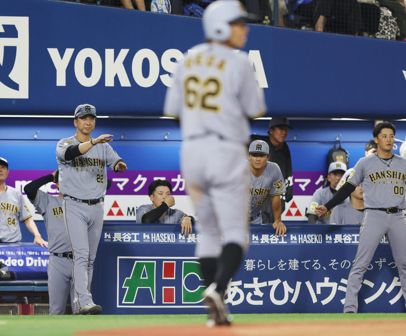 DeNA対阪神　9回表阪神2死一、二塁、代打ガルシアの遊ゴロに対してリクエストを要求する藤川球児監督（左）（撮影・河田真司）