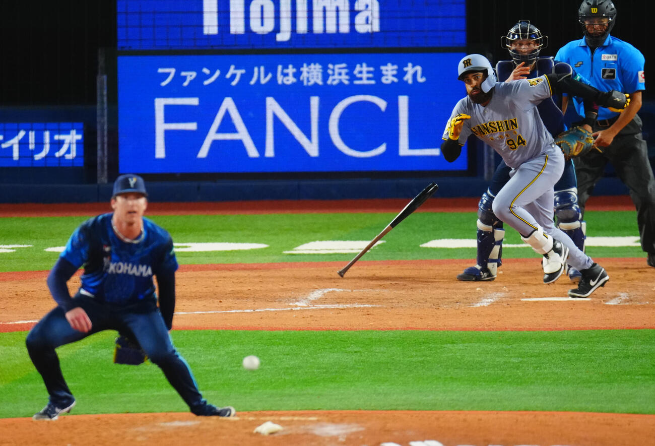 DeNA対阪神　9回表阪神2死二、三塁、遊ゴロに倒れるガルシア。投手レイノルズ（撮影・垰建太）