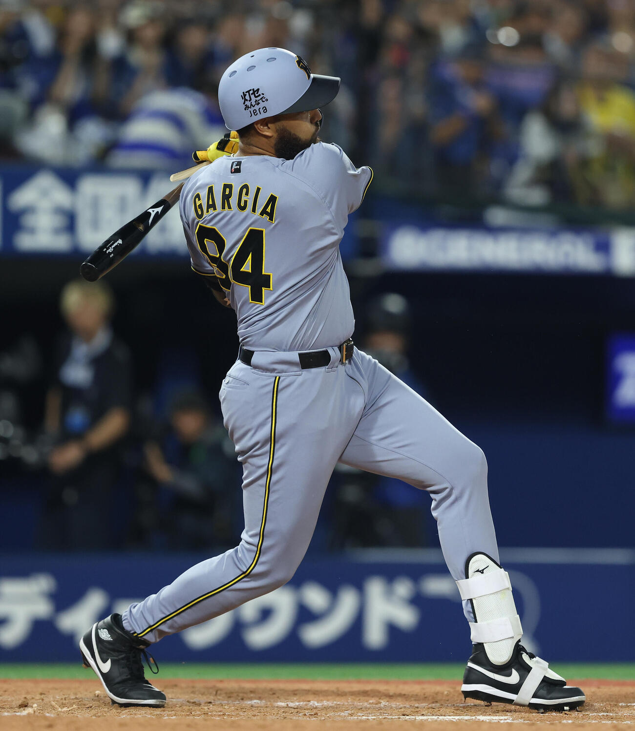 DeNA対阪神　9回表阪神2死一、二塁、遊ゴロに倒れる代打ガルシア（撮影・河田真司）