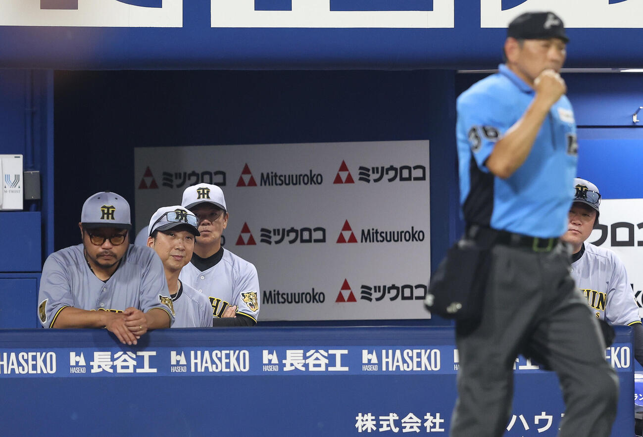 DeNA対阪神　9回表阪神2死一、二塁、代打ガルシアの遊ゴロにリクエストを要求するも判定は覆らず、DeNAに敗れる藤川球児監督（左から2人目）（撮影・河田真司）