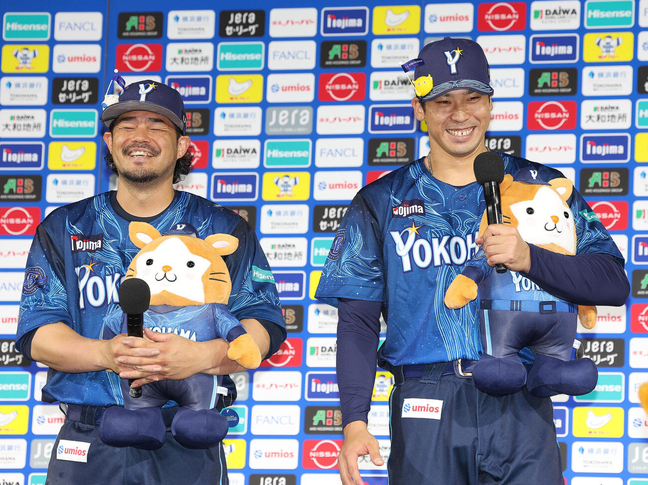 DeNA対阪神　阪神に勝利し、お立ち台に上がるDeNA宮崎敏郎（左）と尾形崇斗（撮影・河田真司）