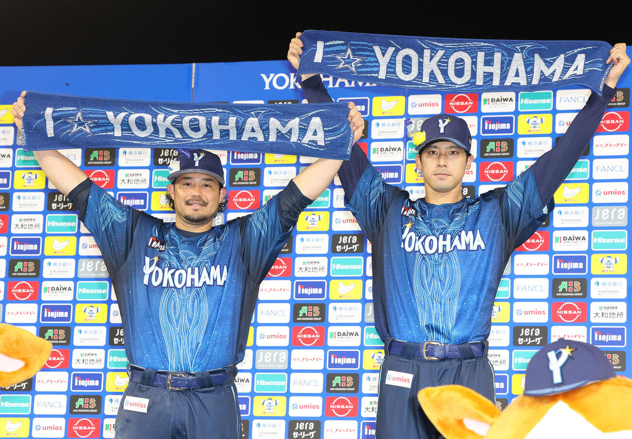 DeNA対阪神　阪神に勝利し、お立ち台に上がるDeNA宮崎敏郎（左）と尾形崇斗（撮影・河田真司）