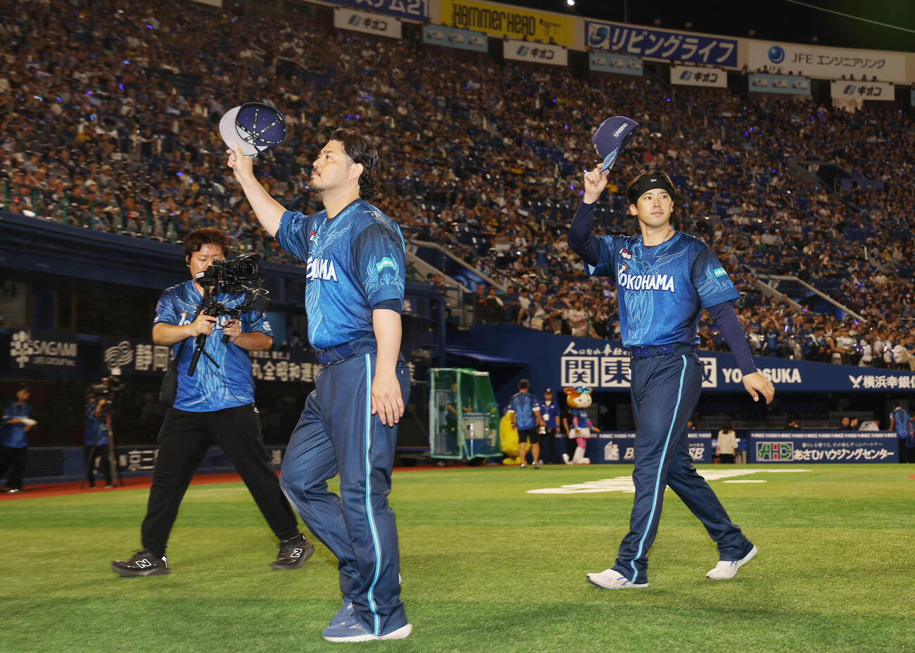DeNA対阪神　阪神に勝利し、声援に応えながら引き揚げる宮崎敏郎（左）と尾形崇斗（撮影・河田真司）