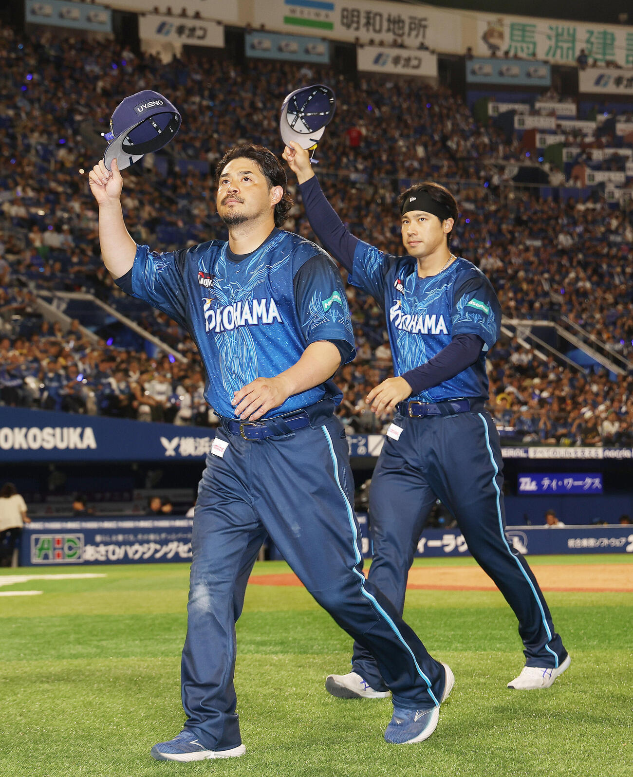 DeNA対阪神　阪神に勝利し、声援に応えながら引き揚げる宮崎敏郎（左）と尾形崇斗（撮影・河田真司）