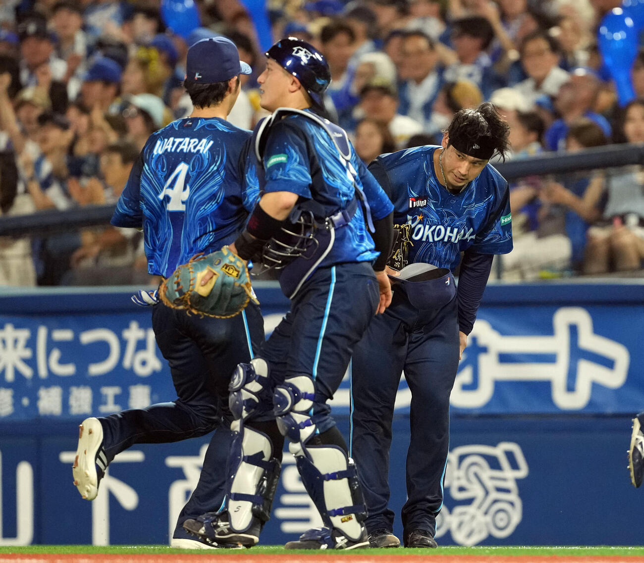 DeNA対阪神　7回表、好守備を見せた左翼手度会隆輝（左）を迎える尾形崇斗（撮影・たえ見朱実）