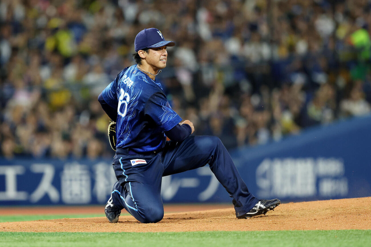DeNA対阪神　7回表阪神2死一、二塁、前川右京を空振り三振に抑える尾形崇斗（撮影・河田真司）