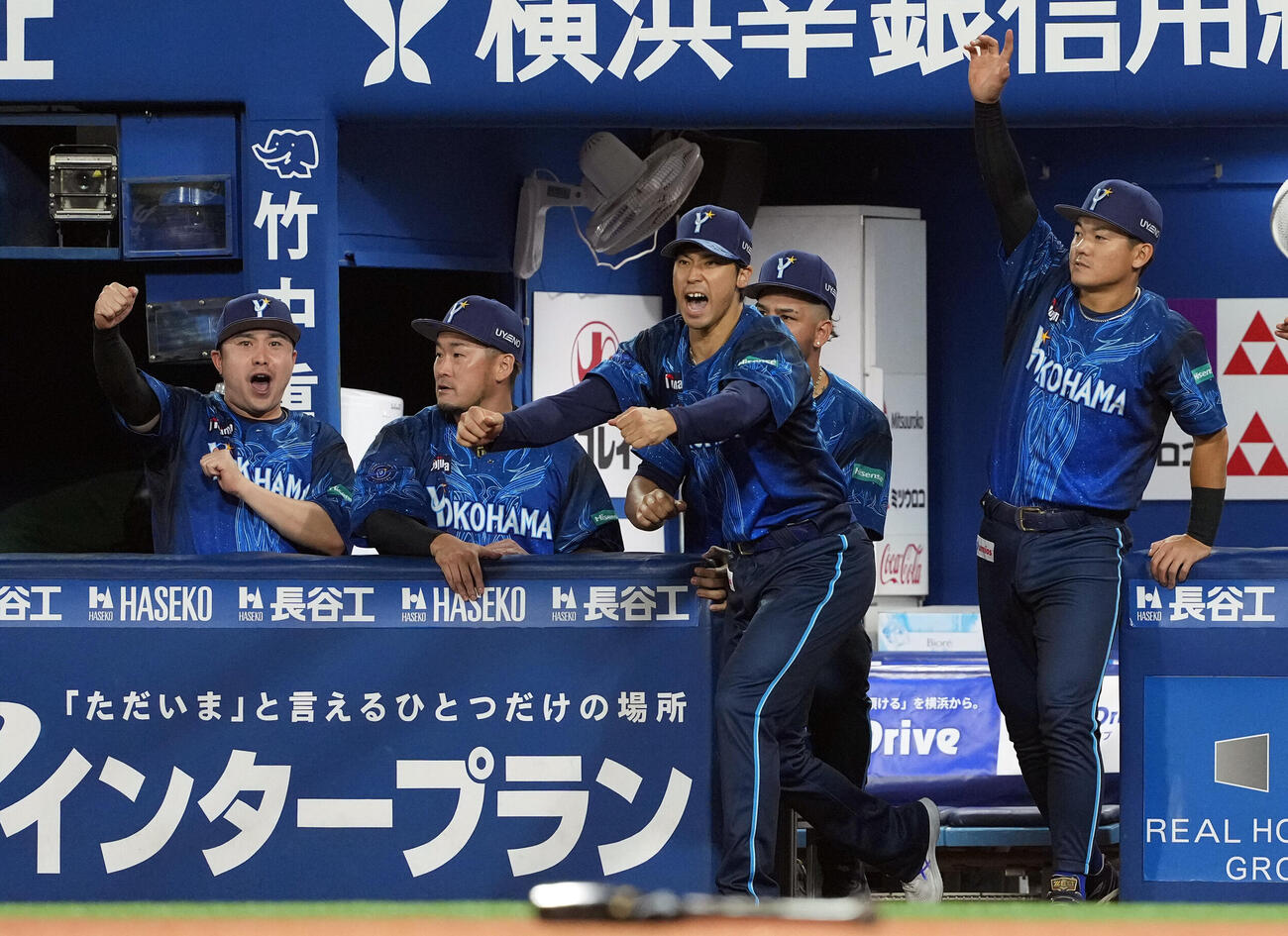 DeNA対阪神　阪神に勝利しガッツポーズを決めるDeNA尾形崇斗（中央）らナイン（撮影・たえ見朱実）