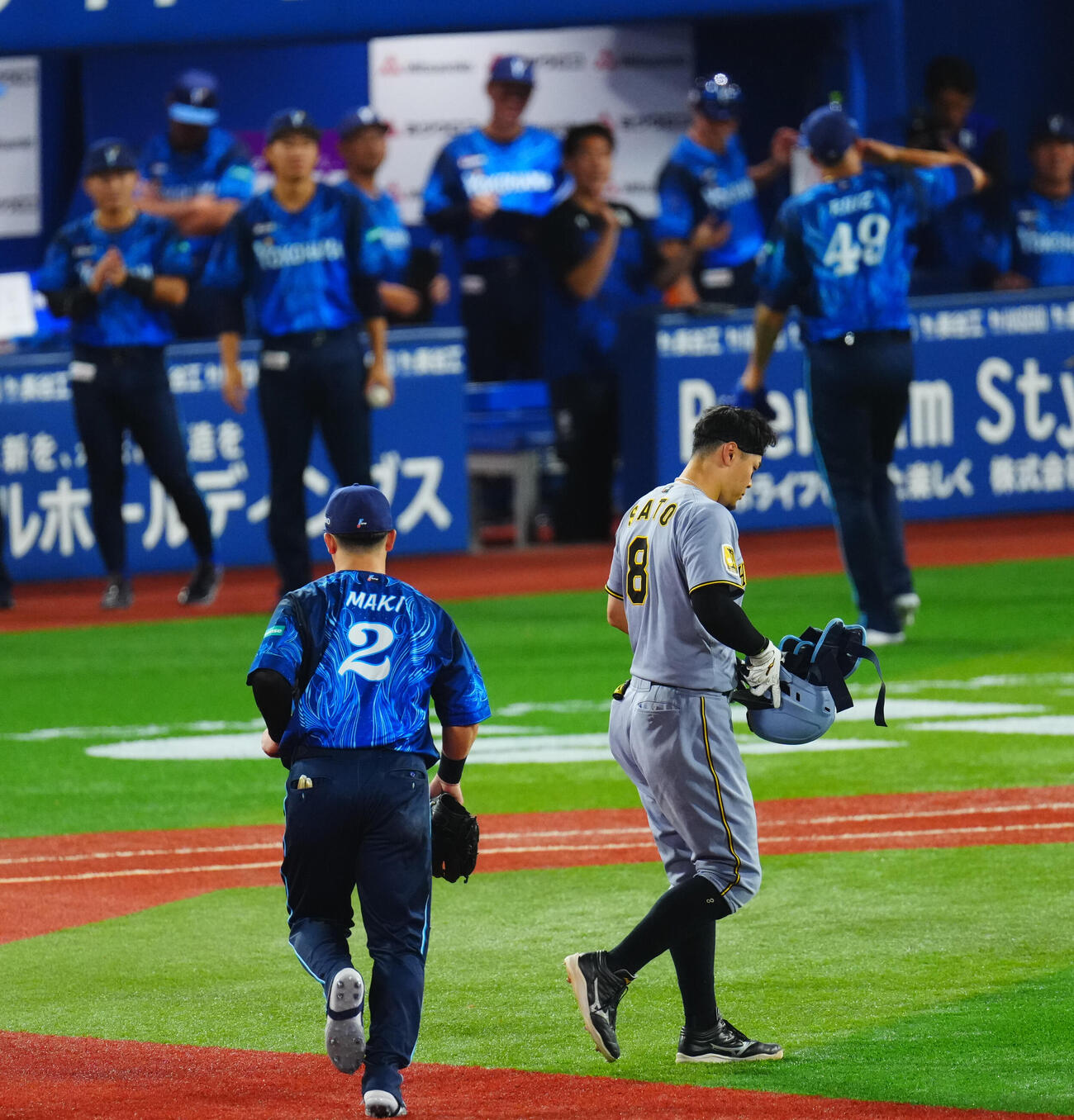 DeNA対阪神　8回表阪神2死三塁、中飛に倒れ引き揚げる佐藤輝明（撮影・垰建太）