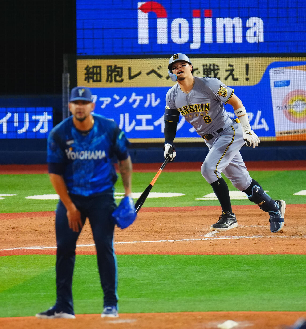 DeNA対阪神　8回表阪神2死三塁、中飛に倒れる佐藤輝明。投手ホセ・ルイーズ（撮影・垰建太）