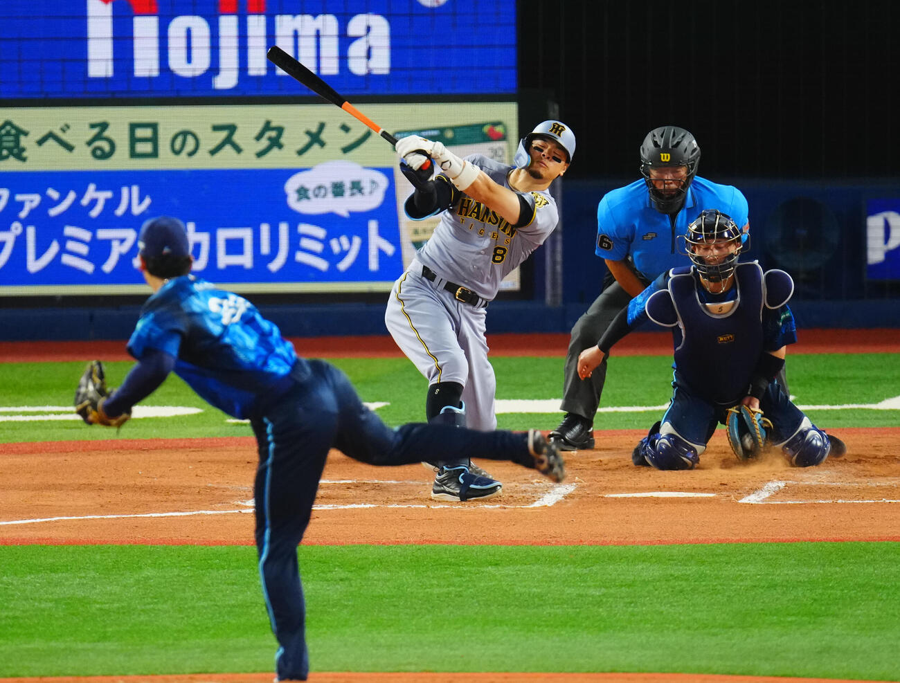 DeNA対阪神　6回表阪神2死一塁、空振り三振に倒れる佐藤輝明。投手尾形崇斗（撮影・垰建太）