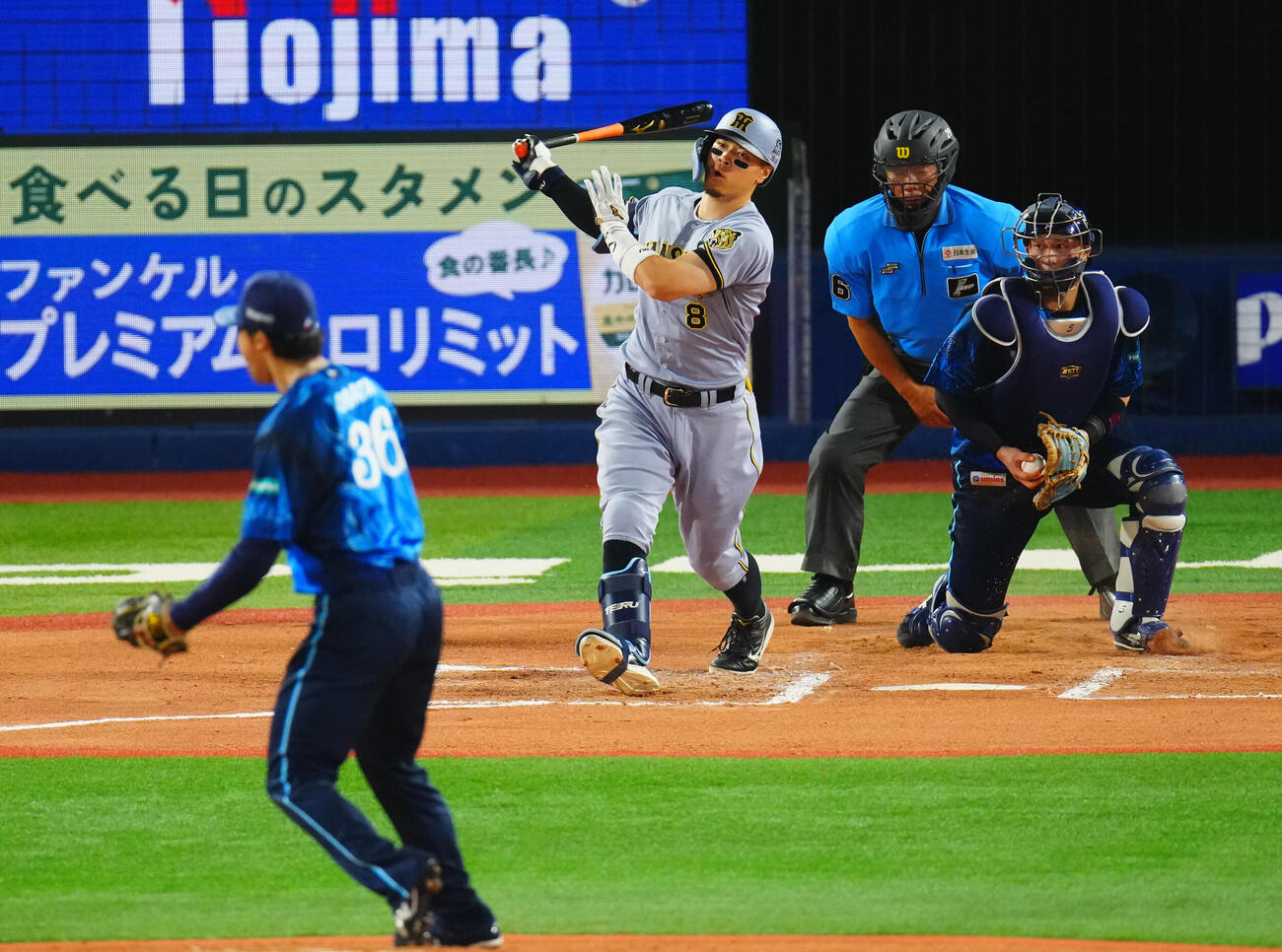 DeNA対阪神　6回表阪神2死一塁、空振り三振に倒れる佐藤輝明。投手尾形崇斗（撮影・垰建太）
