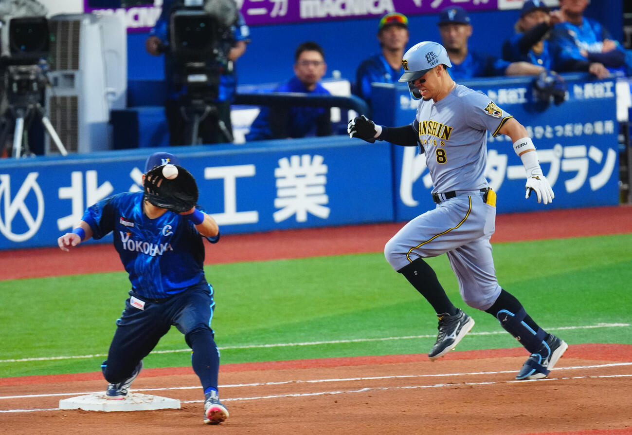 DeNA対阪神　4回表阪神無死、遊ゴロに倒れる佐藤輝明（撮影・垰建太）