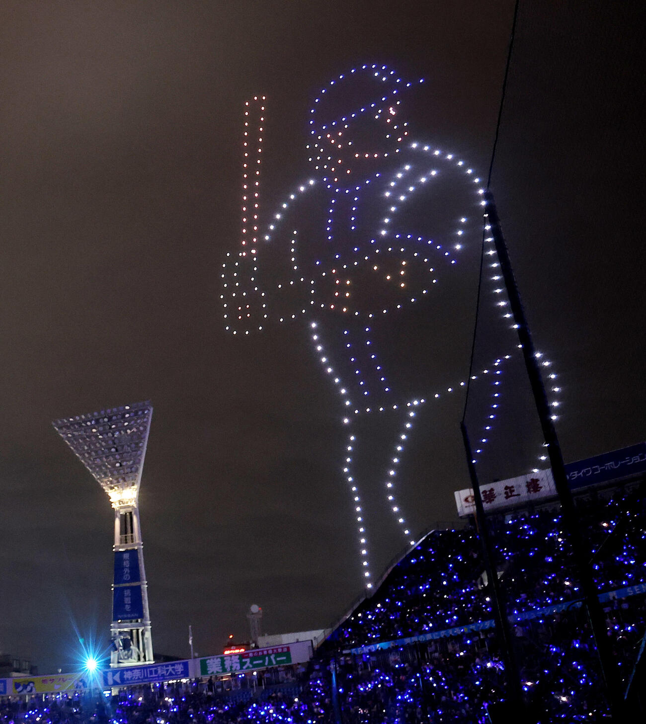 DeNA対阪神　試合後の「STAR☆NIGHT DRONE SHOW」で上空を彩るたくさんのドローン（撮影・河田真司）