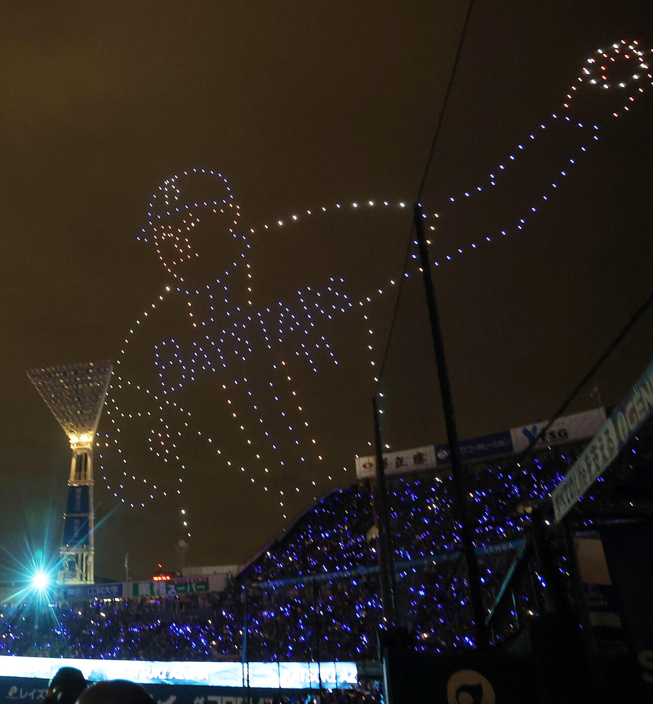 DeNA対阪神　試合後の「STAR☆NIGHT DRONE SHOW」で上空を彩るたくさんのドローン（撮影・河田真司）