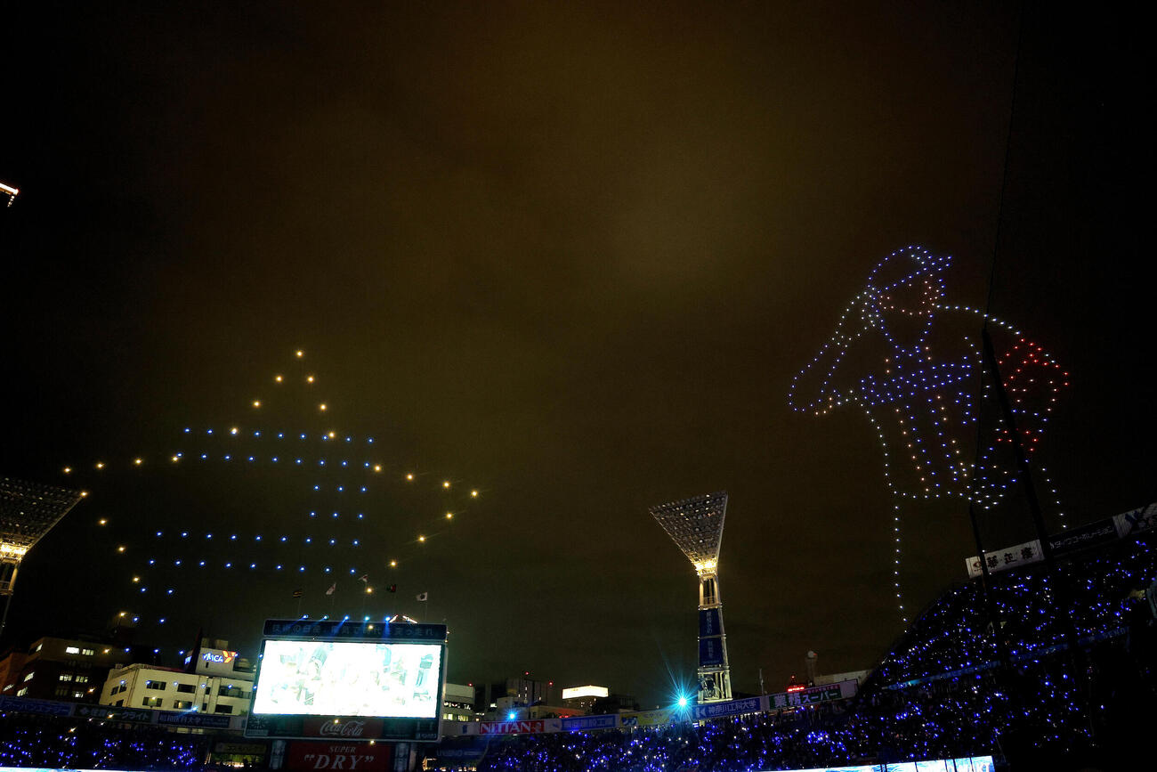 DeNA対阪神　試合後の「STAR☆NIGHT DRONE SHOW」で上空を彩るたくさんのドローン（撮影・河田真司）