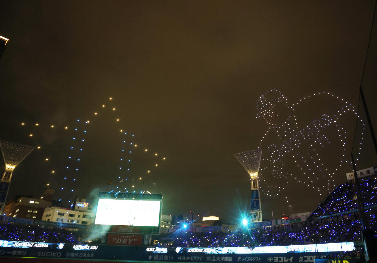 DeNA対阪神　試合後の「STAR☆NIGHT DRONE SHOW」で上空を彩るたくさんのドローン（撮影・河田真司）