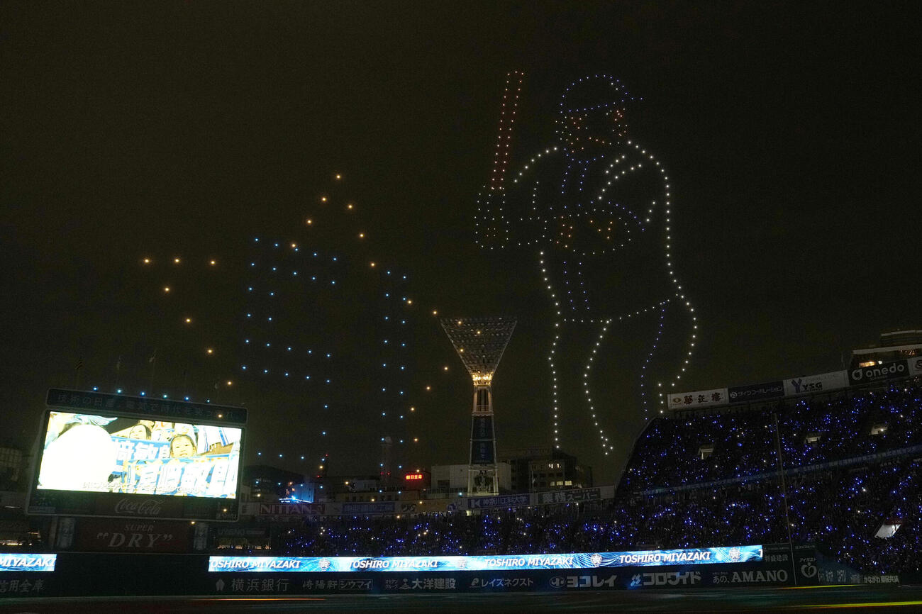 DeNA対阪神　試合終了後、ドローン・ショーが行われ夜空二浮かび上がったDeNA宮崎敏郎（撮影・たえ見朱実）