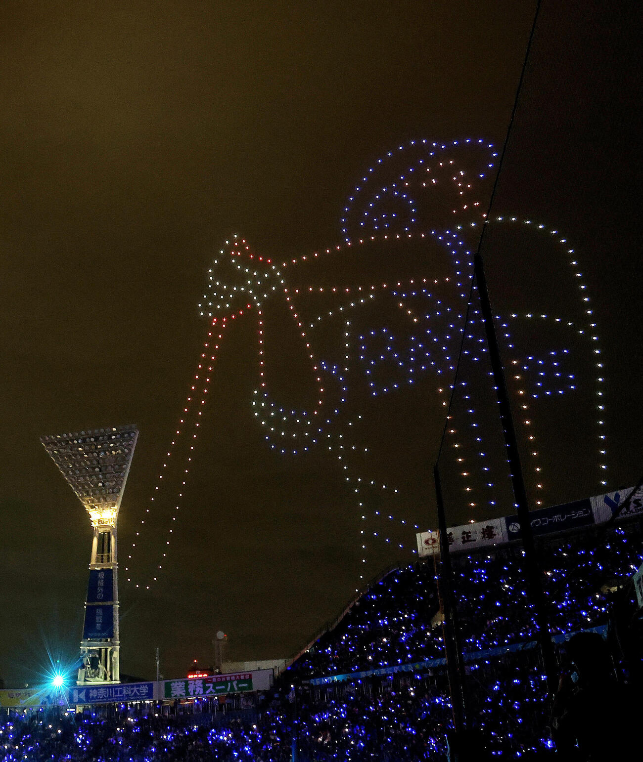 DeNA対阪神　試合後の「STAR☆NIGHT DRONE SHOW」で上空を彩るたくさんのドローン（撮影・河田真司）