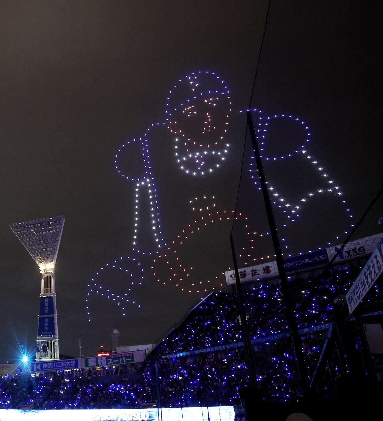 DeNA対阪神　試合後の「STAR☆NIGHT DRONE SHOW」で上空を彩るたくさんのドローン（撮影・河田真司）