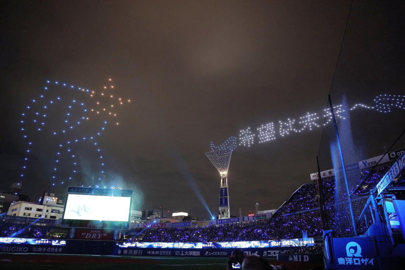 DeNA対阪神　試合後の「STAR☆NIGHT DRONE SHOW」で上空を彩るたくさんのドローン（撮影・河田真司）