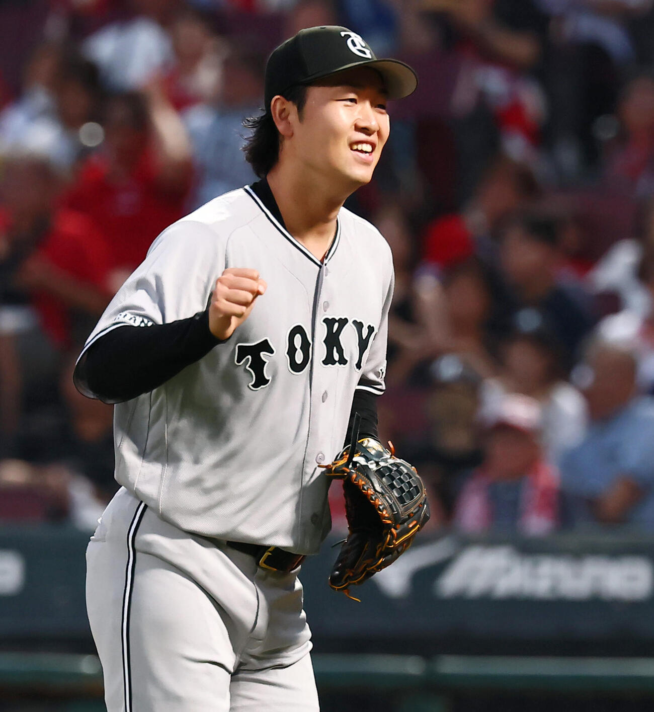 広島対巨人　3回裏広島2死一、二塁、山崎伊織は秋山翔吾を捕ゴロに仕留め笑顔でガッツポーズを見せる（撮影・加藤哉）