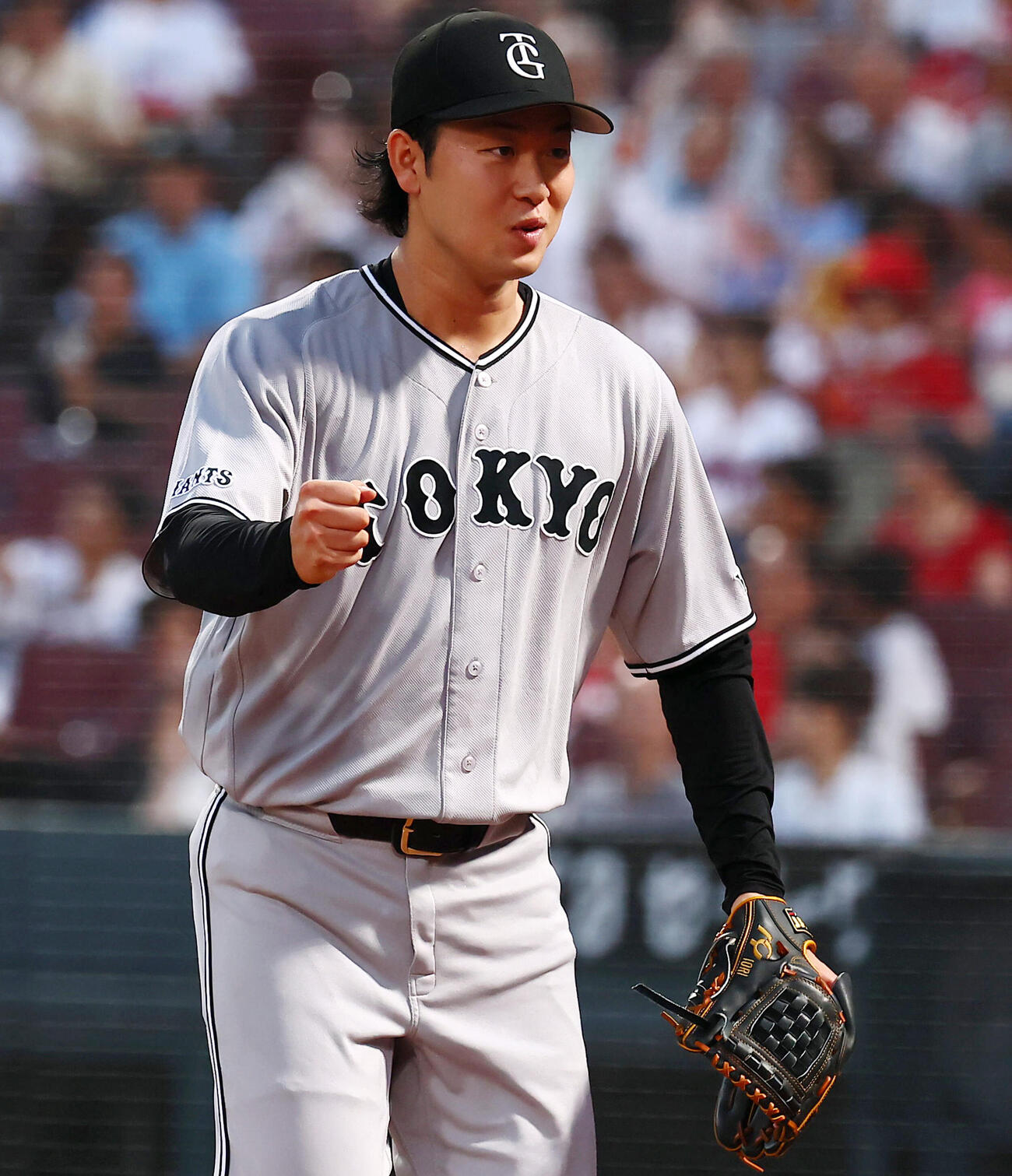 広島対巨人　3回裏広島2死一、二塁、山崎伊織は秋山翔吾を捕ゴロに仕留めガッツポーズを見せる（撮影・加藤哉）