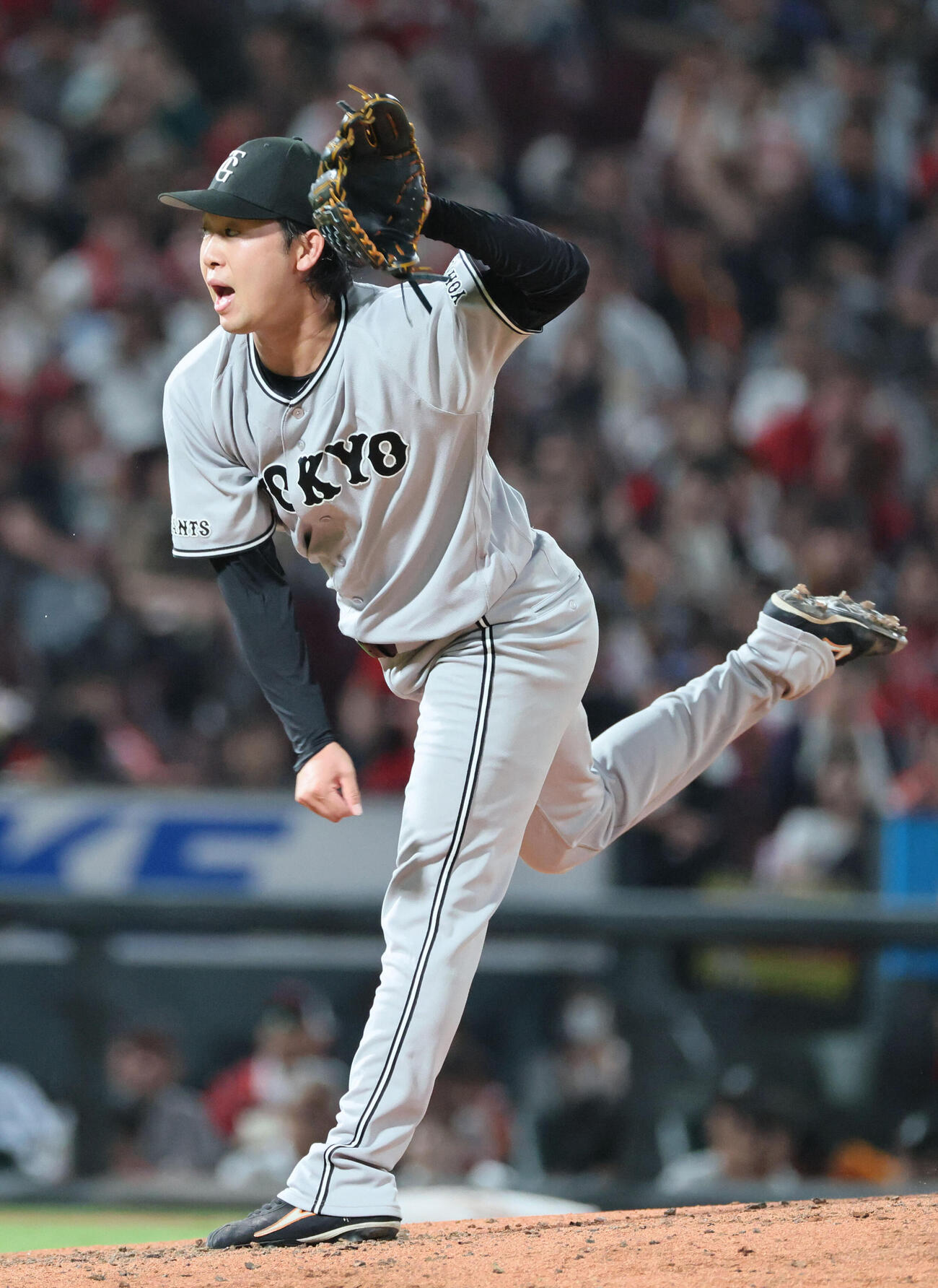 広島対巨人　7回裏広島、力投する巨人先発の山崎伊織（撮影・加藤孝規）