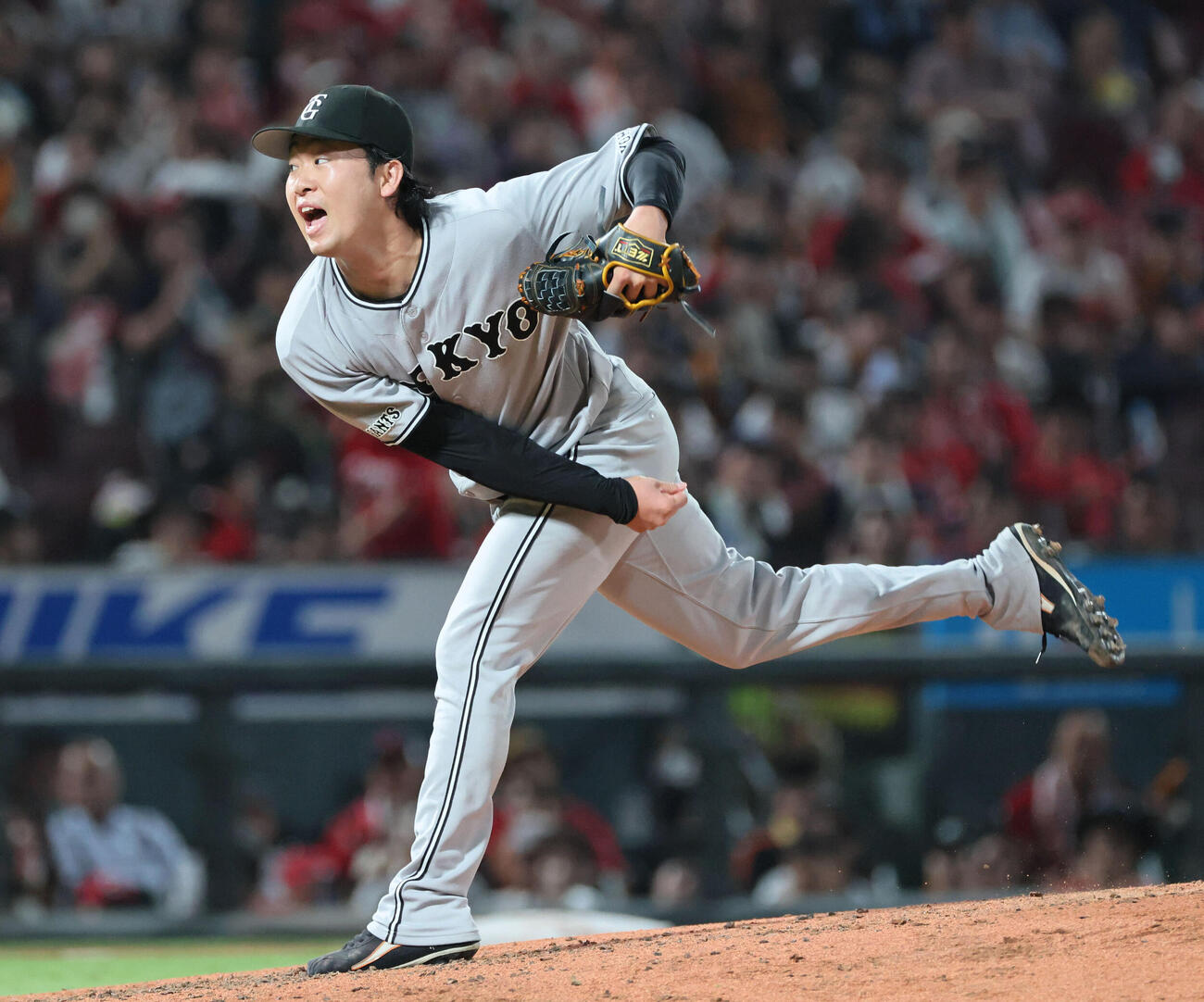 広島対巨人　7回裏広島、力投する巨人先発の山崎伊織（撮影・加藤孝規）