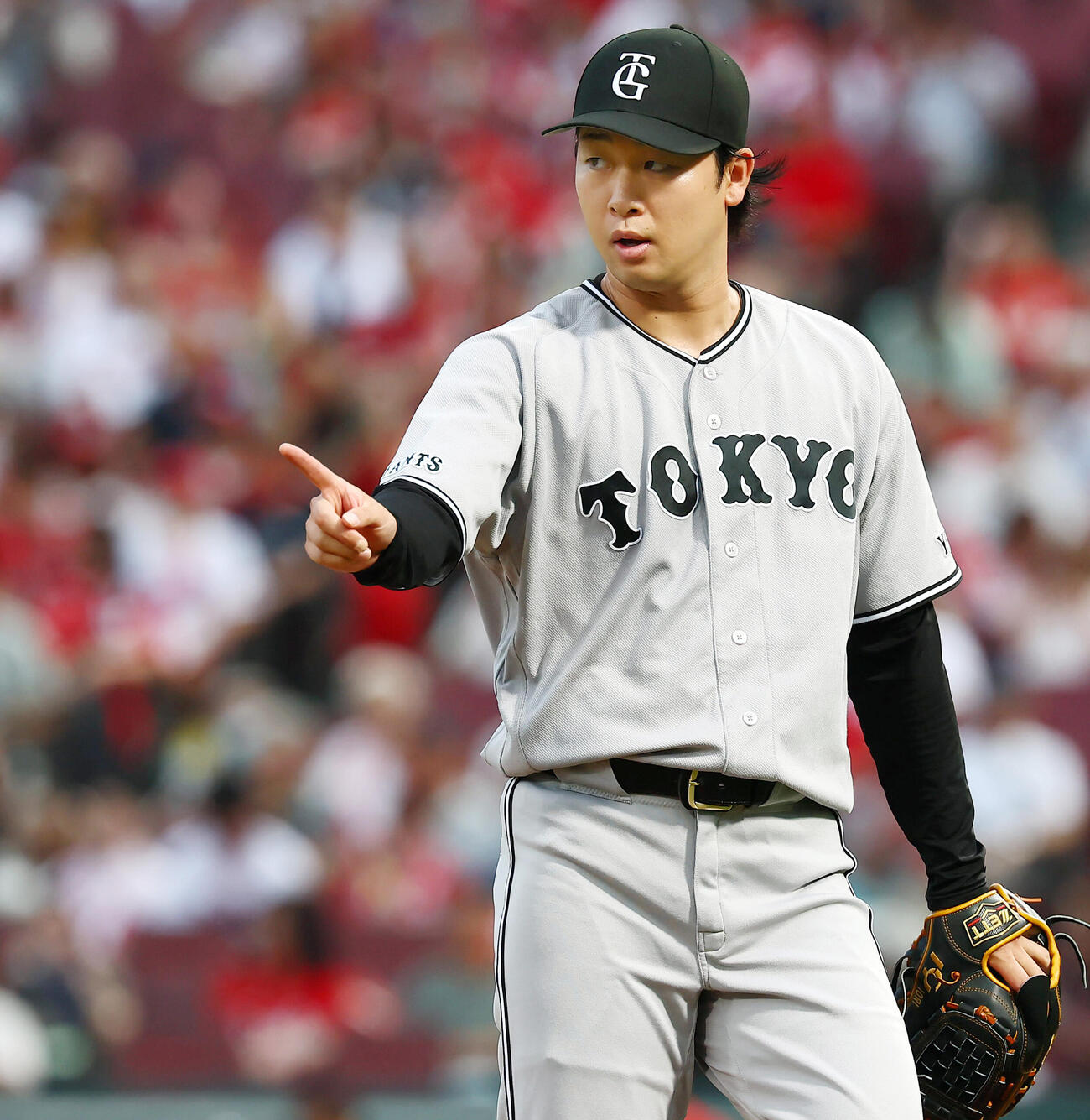 広島対巨人　1回裏の投球を終えベンチへ引き揚げる巨人山崎伊織（撮影・加藤哉）