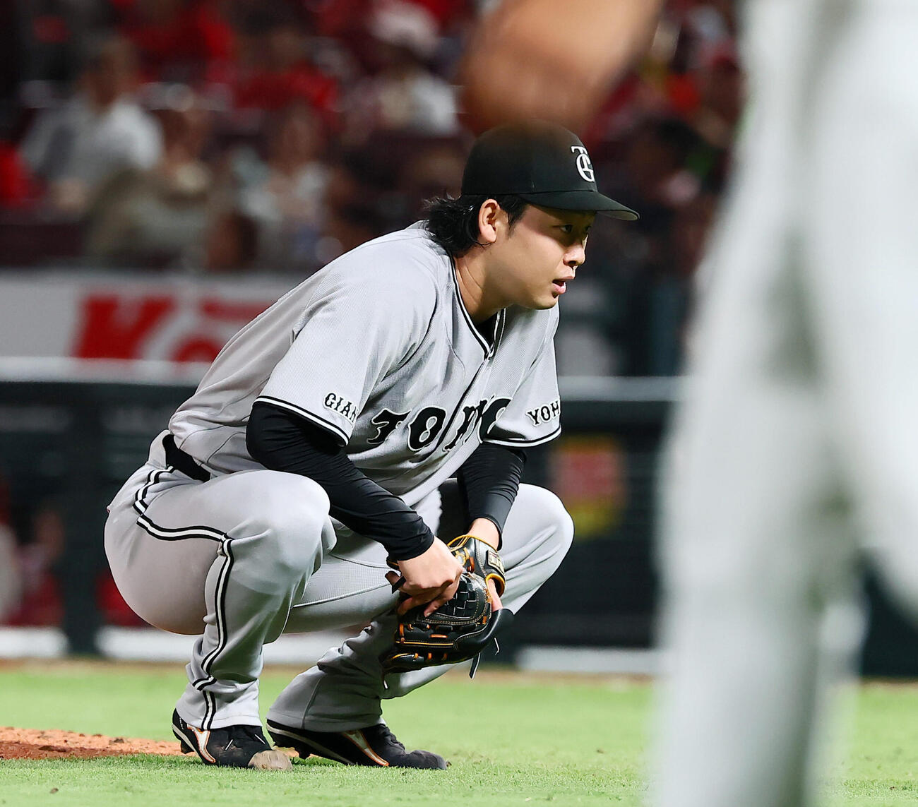 広島対巨人　7回裏広島2死一、二塁、菊池涼介に四球を与えグラウンドにしゃがむ山崎伊織（撮影・加藤哉）
