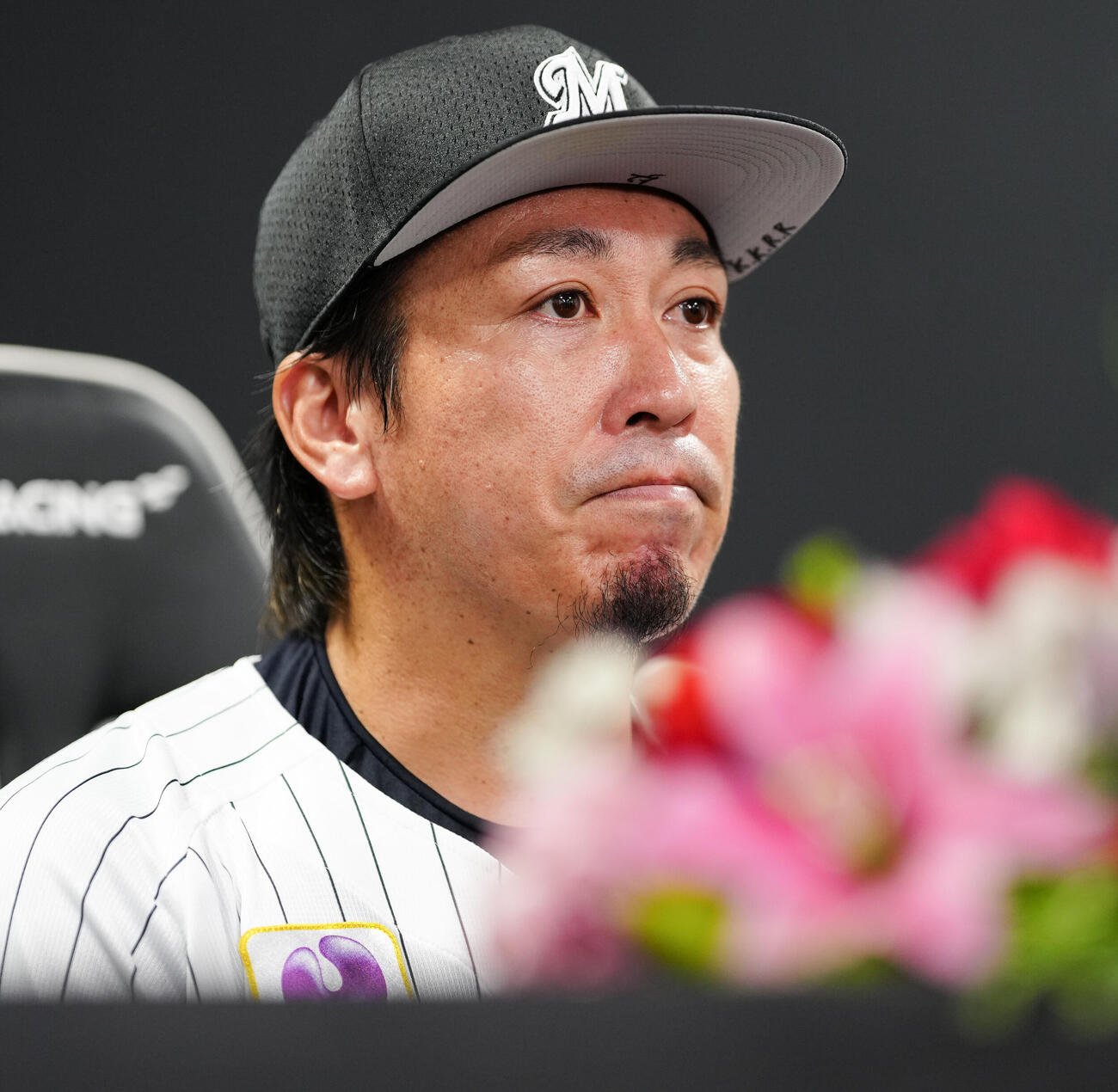 ロッテ対西武　通算250セーブを達成したロッテ益田直也は会見で涙ぐむ（撮影・鈴木みどり）