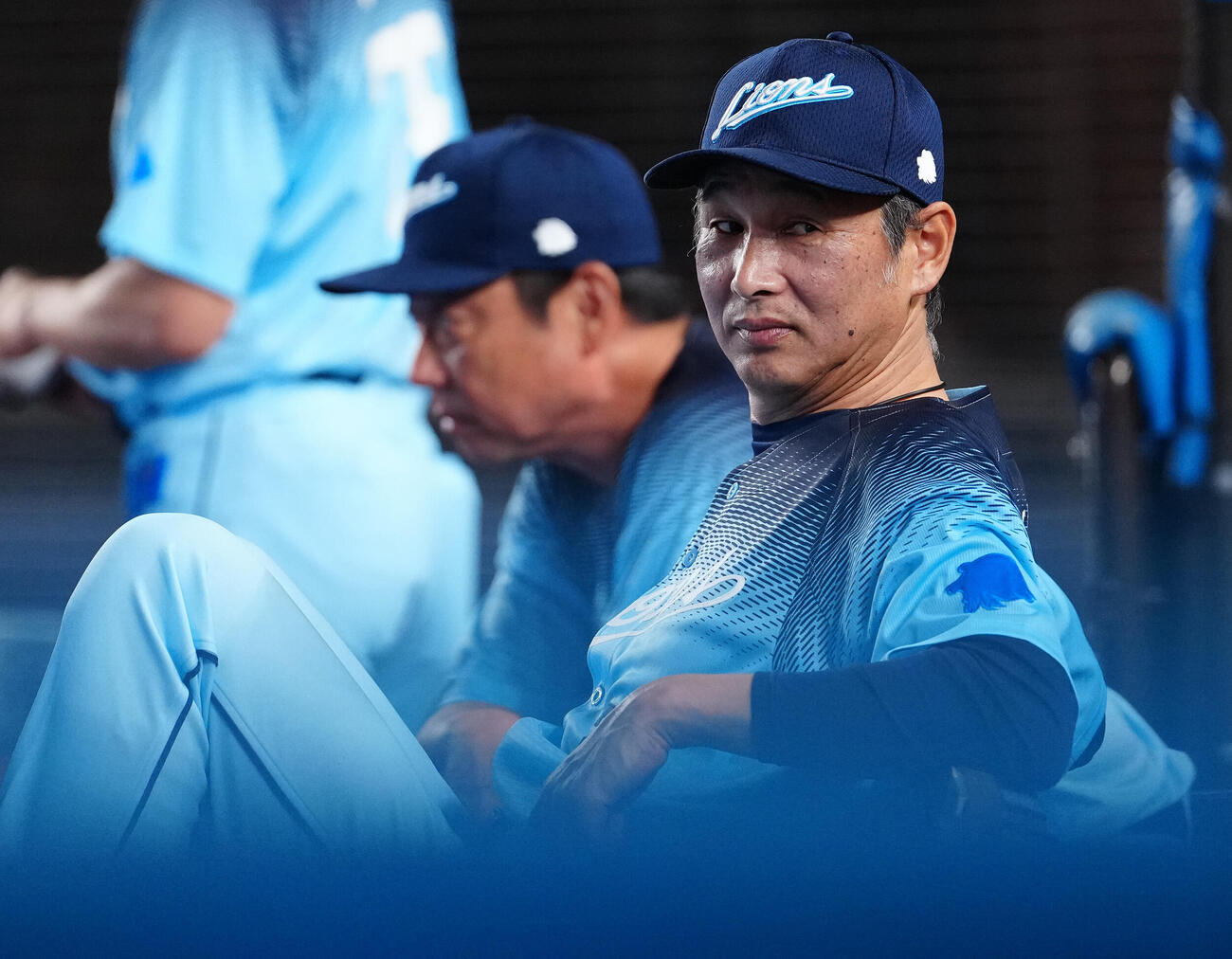 ロッテ対西武　ベンチで浮かない表情の西武西口文也監督（撮影・鈴木みどり）