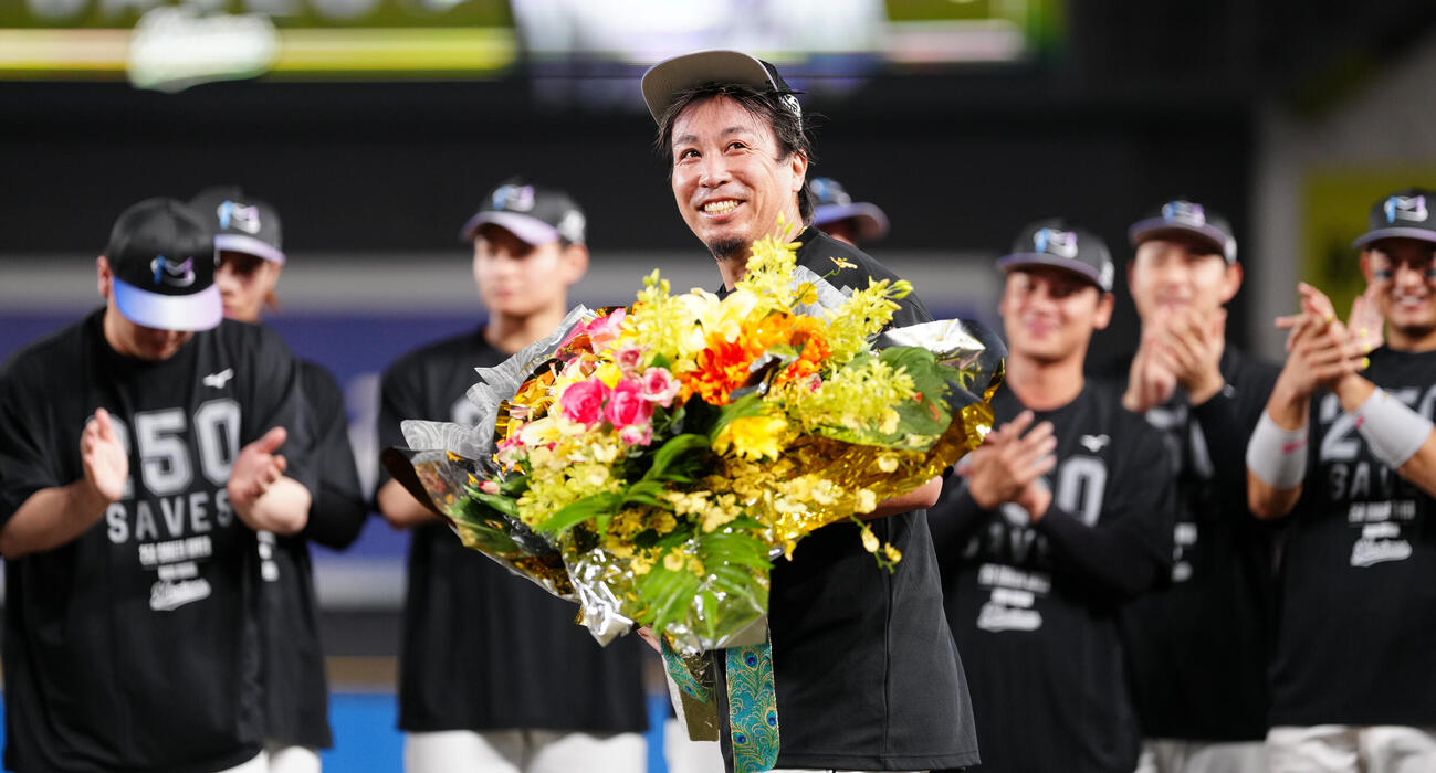 ロッテ対西武　通算250セーブを達成したロッテ益田直也はナインから祝福され笑顔（撮影・鈴木みどり）
