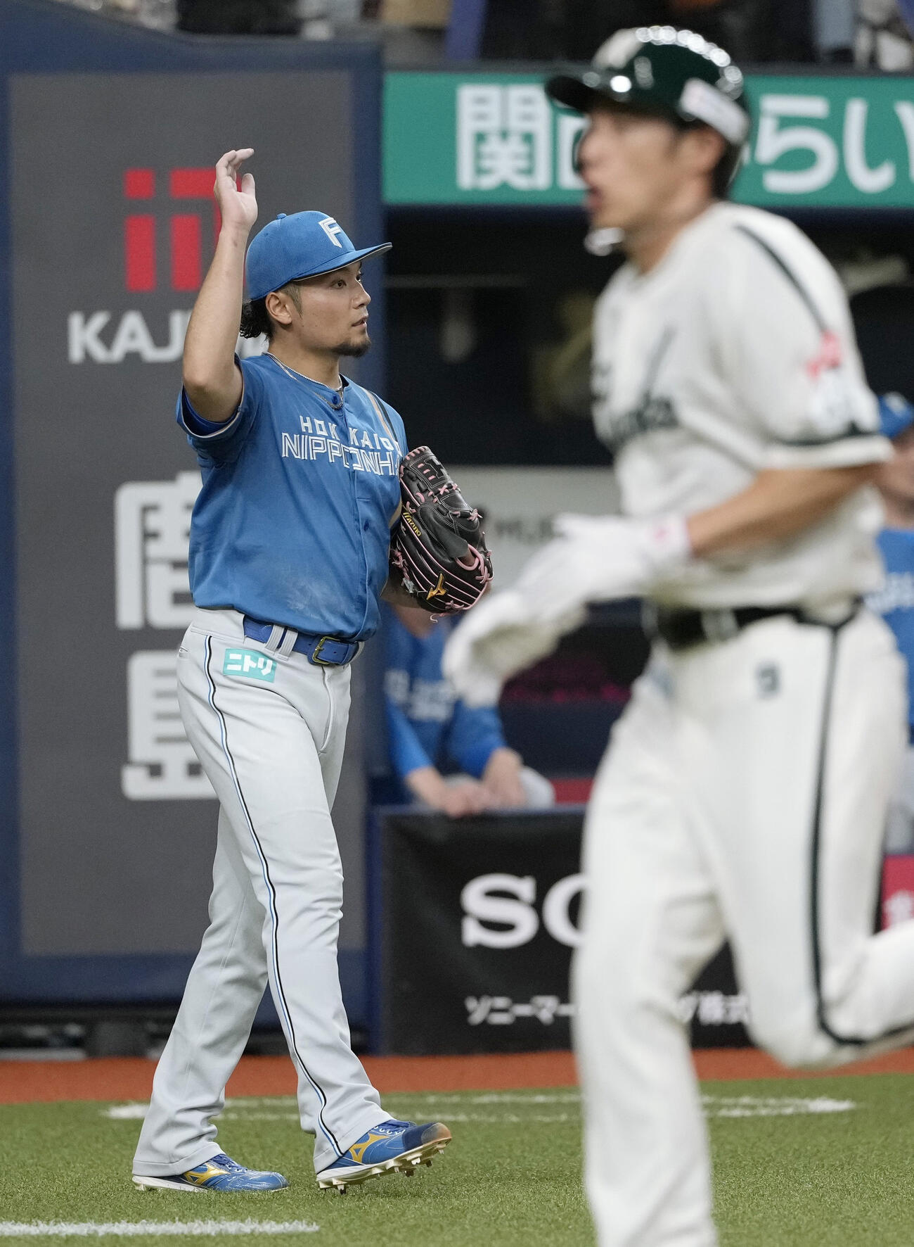 6回、得点を許した日本ハム先発の伊藤。手前は犠飛で生還したソフトバンク・柳田＝京セラドーム（共同）
