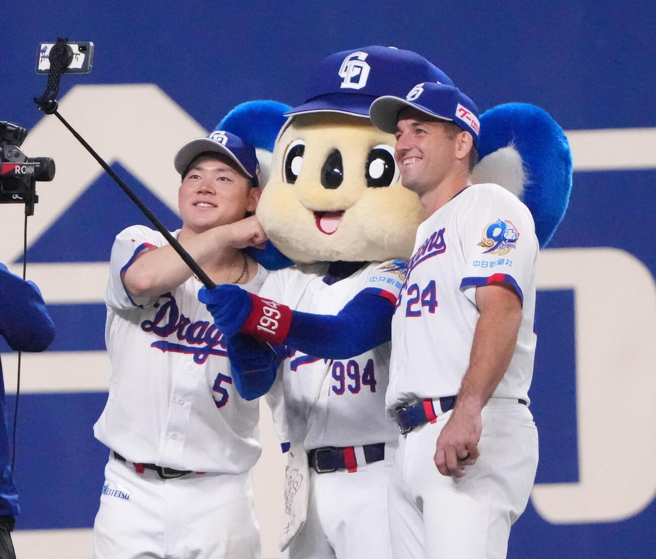 中日対ヤクルト　記念撮影に納まる左から村松開人、ドアラ、ジェイソン・ボスラー（撮影・森本幸一）
