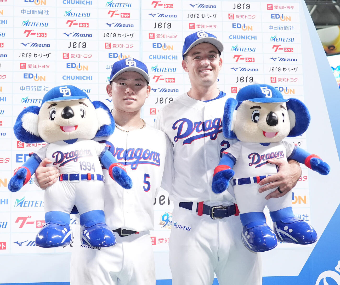 中日対ヤクルト　ヒーローインタビューを終えポーズを決める村松開人（左）とジェイソン・ボスラー（撮影・森本幸一）