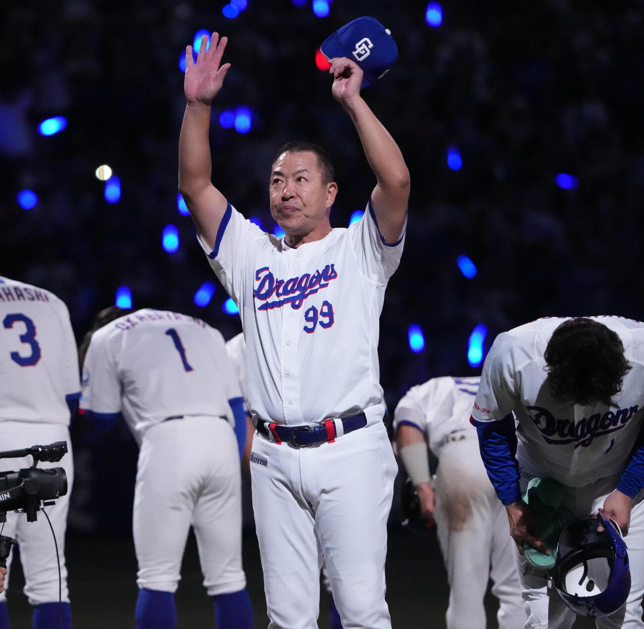中日対ヤクルト　試合終了、スタンドの観客にあいさつをする井上一樹監督（撮影・森本幸一）